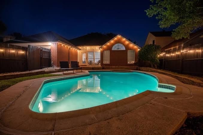 Dog-friendly remodeled home with full kitchen, outdoor pool, arcade games