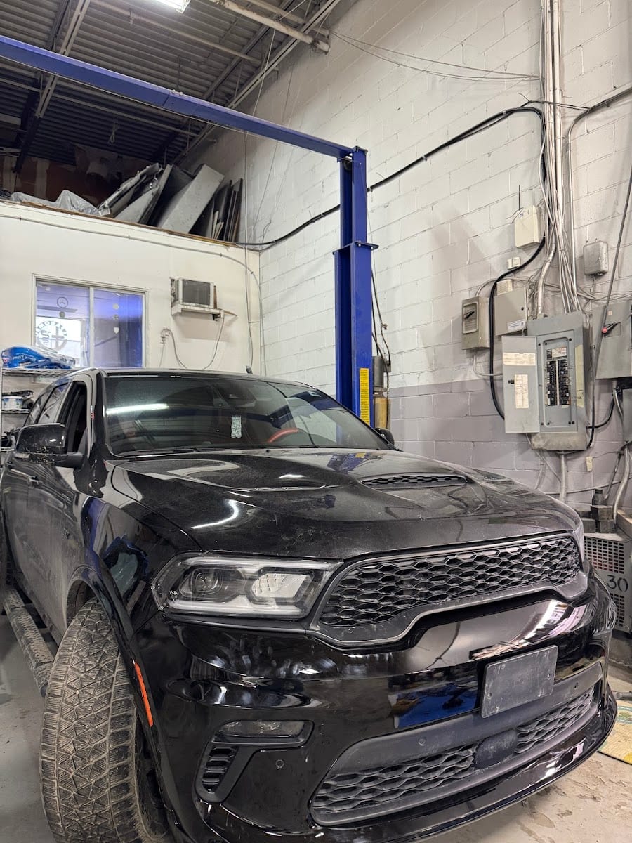 Collision Center - Unique Automotive 21