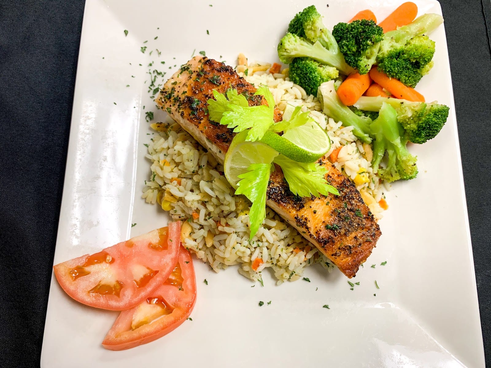 5th Avenue - Restaurant & Lounge