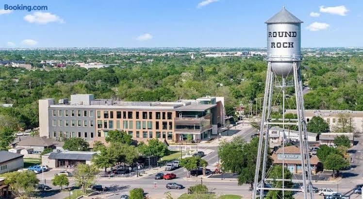 20-min Uber to ATX 10-min to Kalahari and Sports Parks 10-min walk to Downtown, photo 3