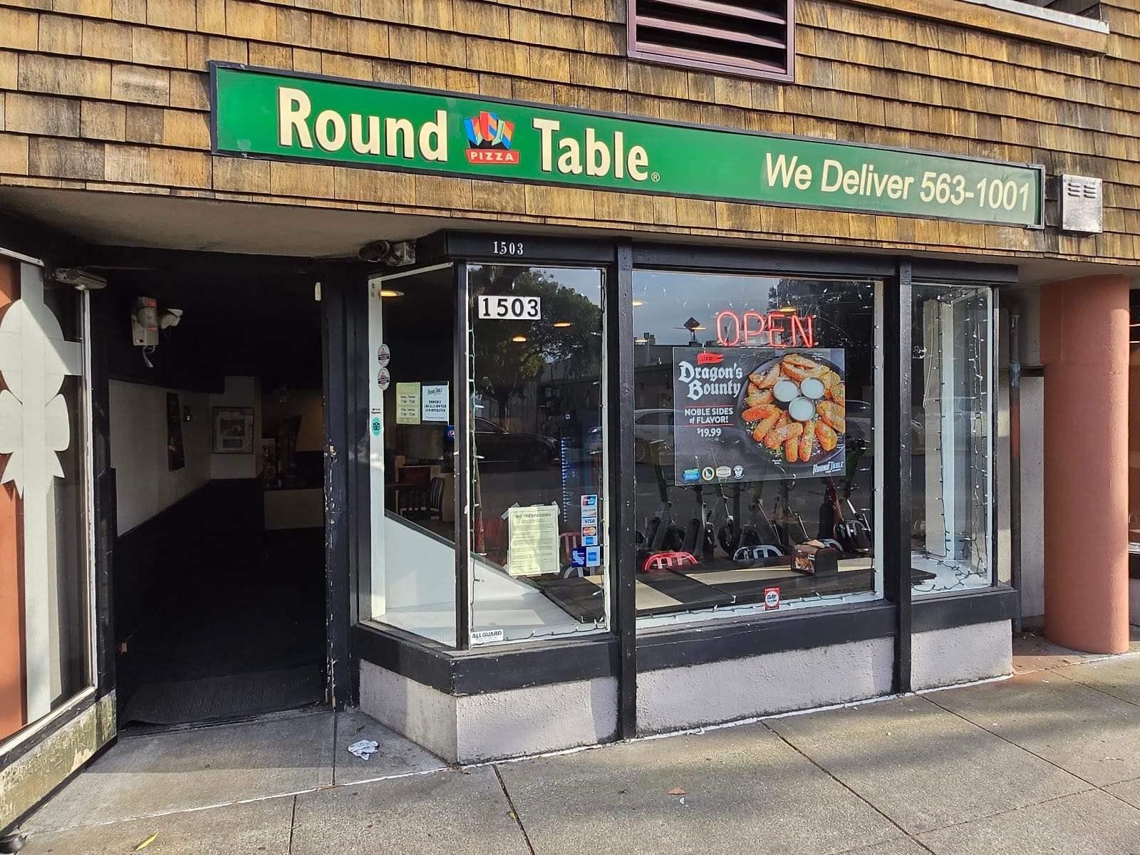 Round Table Pizza, photo 2