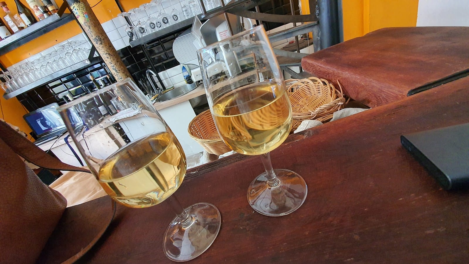 cave, bar à vin, bar à bière, cave à manger, whiskys rhums et spiritueux