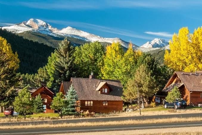 Private 2-bedroom luxury cabin in Estes Park with cozy charm