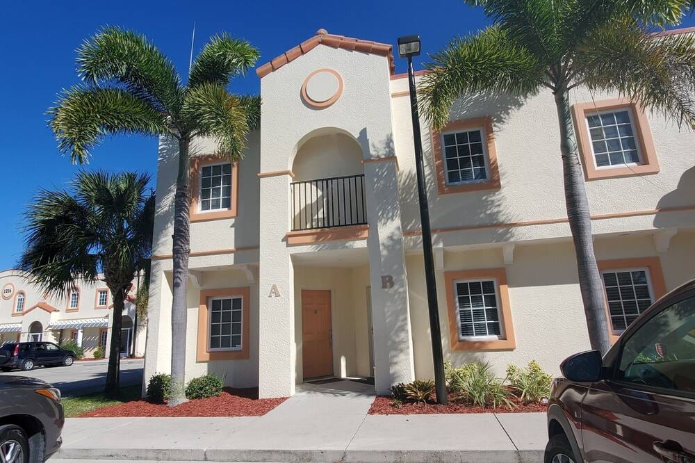 Charming 2-bedroom townhome at Golf course view in serene Punta Gorda