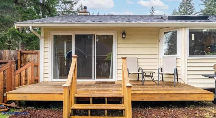 Cozy 2-bedroom apartment in park like setting with WiFi, pet friendly