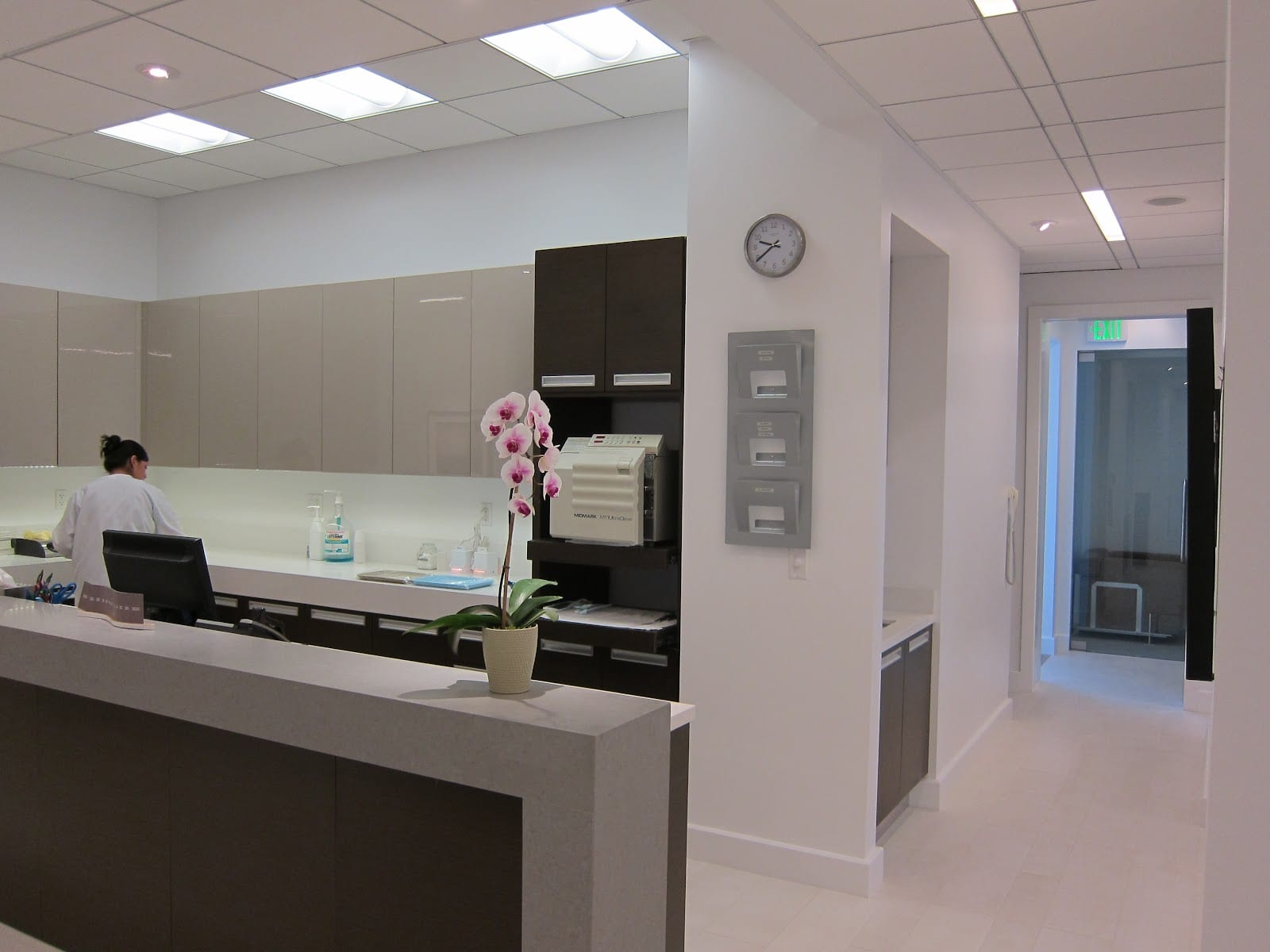 Vineyard Dental: Nancy Azizi DDS