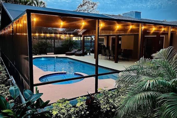 2/2 Condo in Sarasota w/ heated pool, gym, lake view, fiber WiFi. < 5 mi beach!