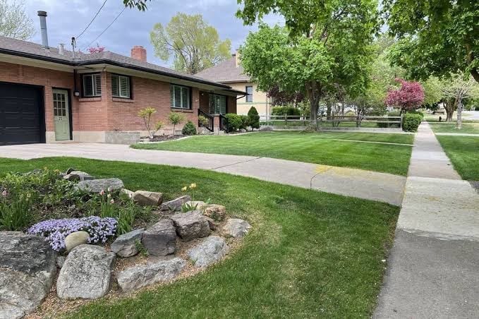 Hyde Park Haven - your home away from home - minutes north of Logan and USU - Five-Bedroom House