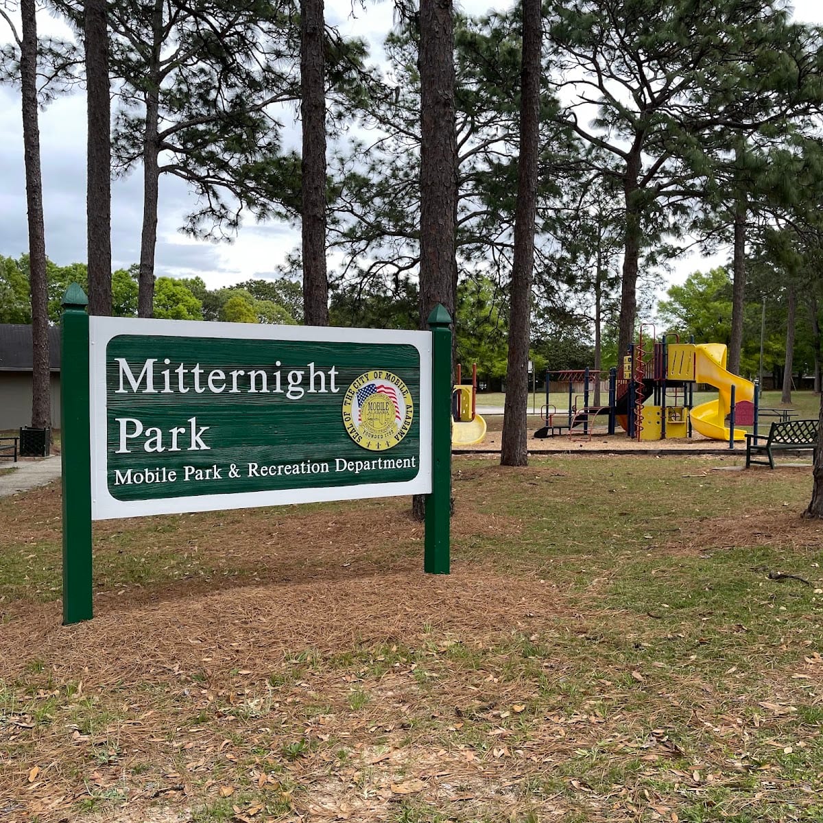 Mitternight Recreation Center & Parko