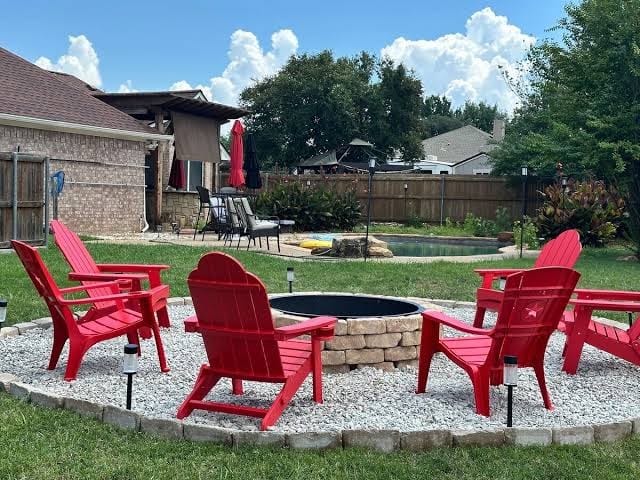 Divine 3BD/2BA + Lake, Firepit, Trampoline Gym - Three-Bedroom House