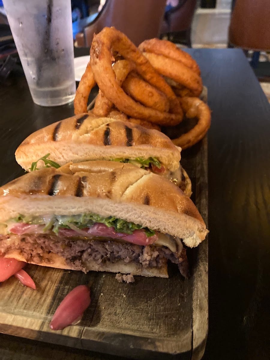 Wildhorse Grill, Lounge & Bar