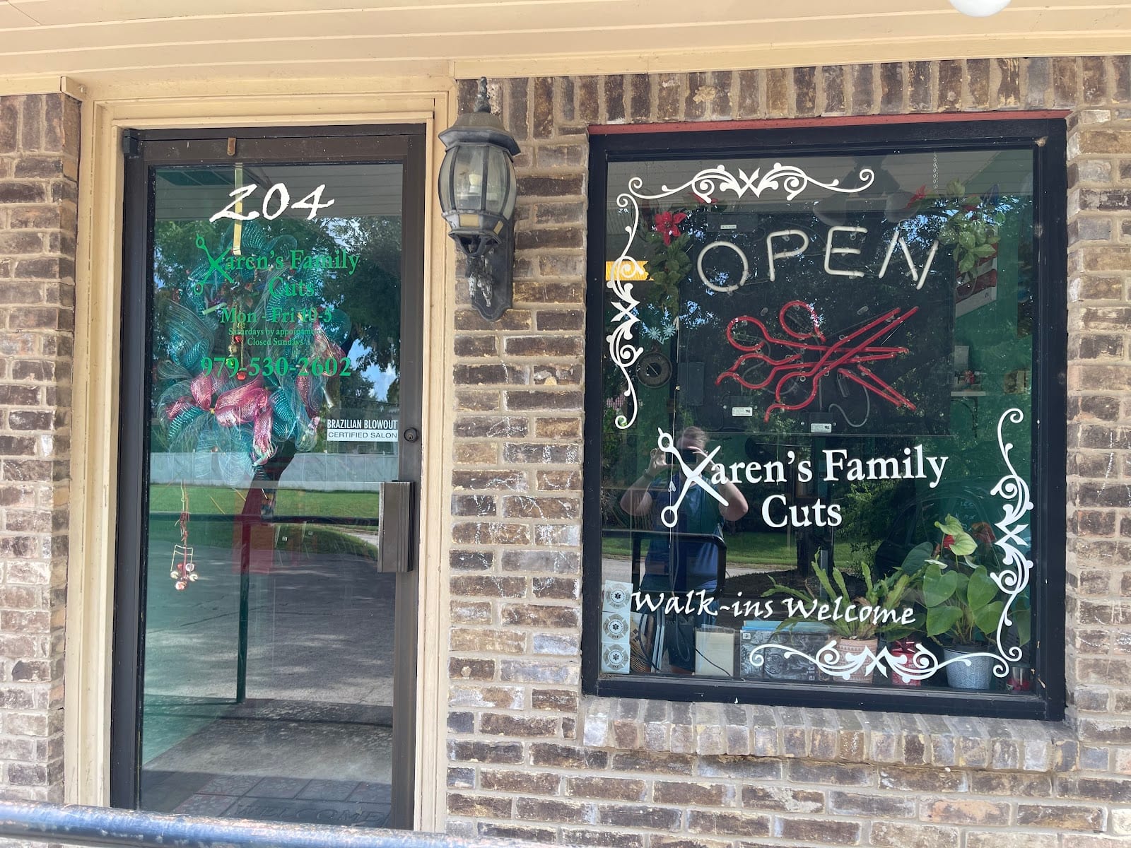 Karen's Family Cuts, photo 2