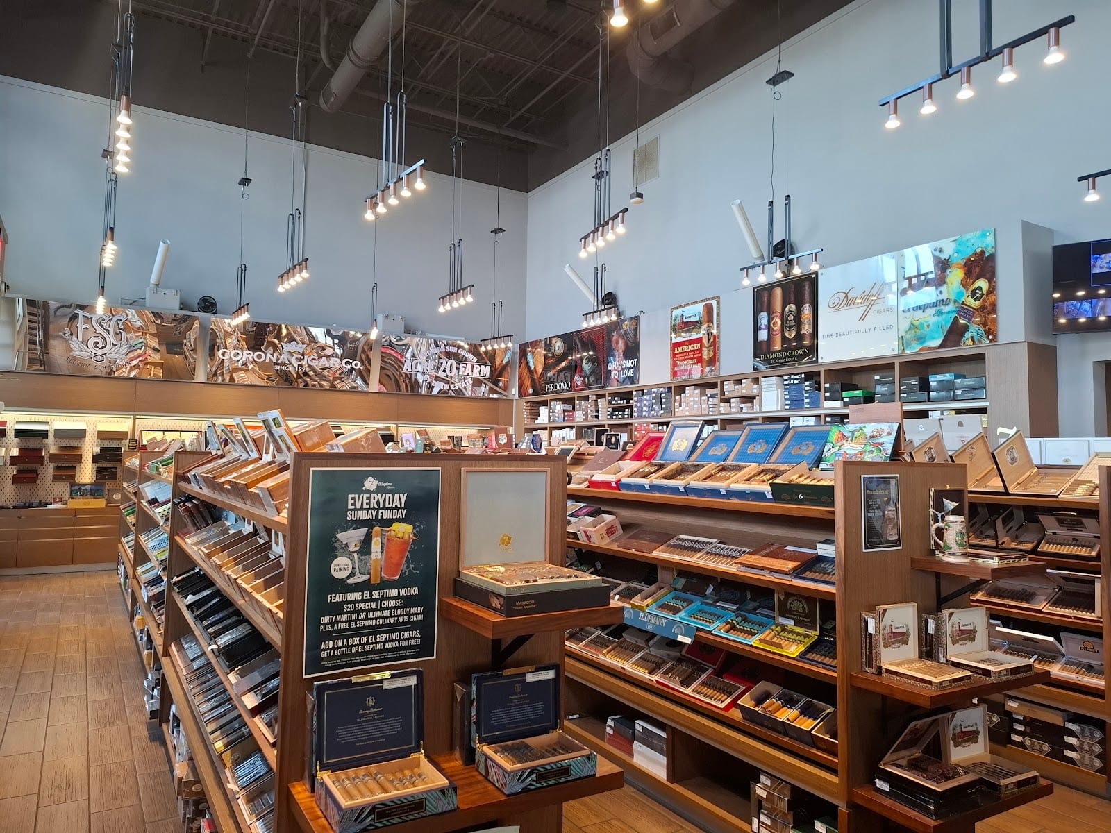Corona Cigar Company & El Septimo VIP Lounge, photo 4