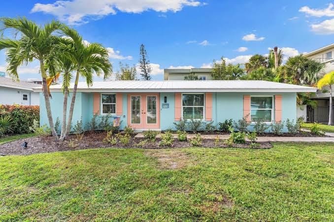 3 BR house+ heated pool in huge private yard. 12min walk to beach. Pet friendly., photo 3
