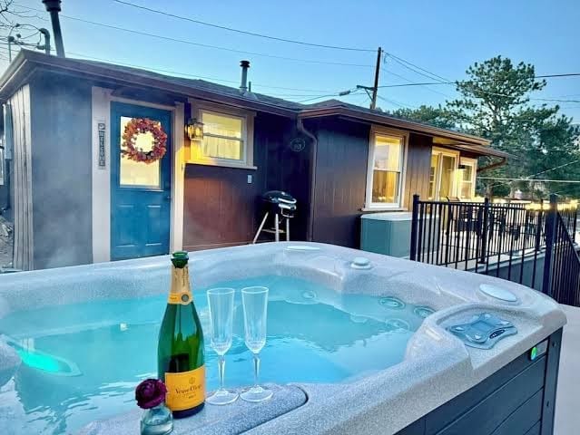 Dog friendly cottage near downtown & National Park