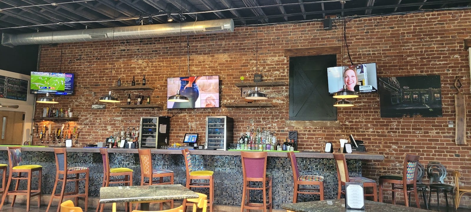 Tavern Under The Bridge, photo 2