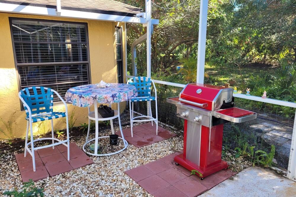Port Charlotte Retreat with Heated Swimming Pool.