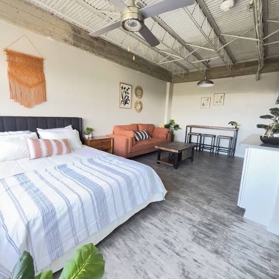 Scenic Serenity 1-bedroom apartment, gym, free parking, WiFi in charming Mobile