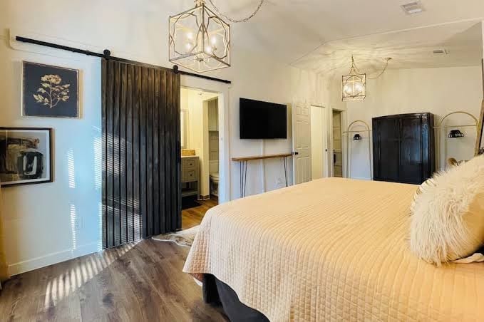 20-min Uber to ATX 10-min to Kalahari and Sports Parks 10-min walk to Downtown