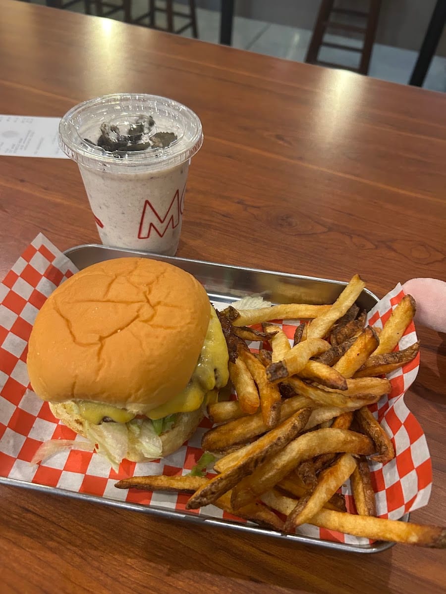 MOOYAH Burgers, Fries & Shakes, photo 4