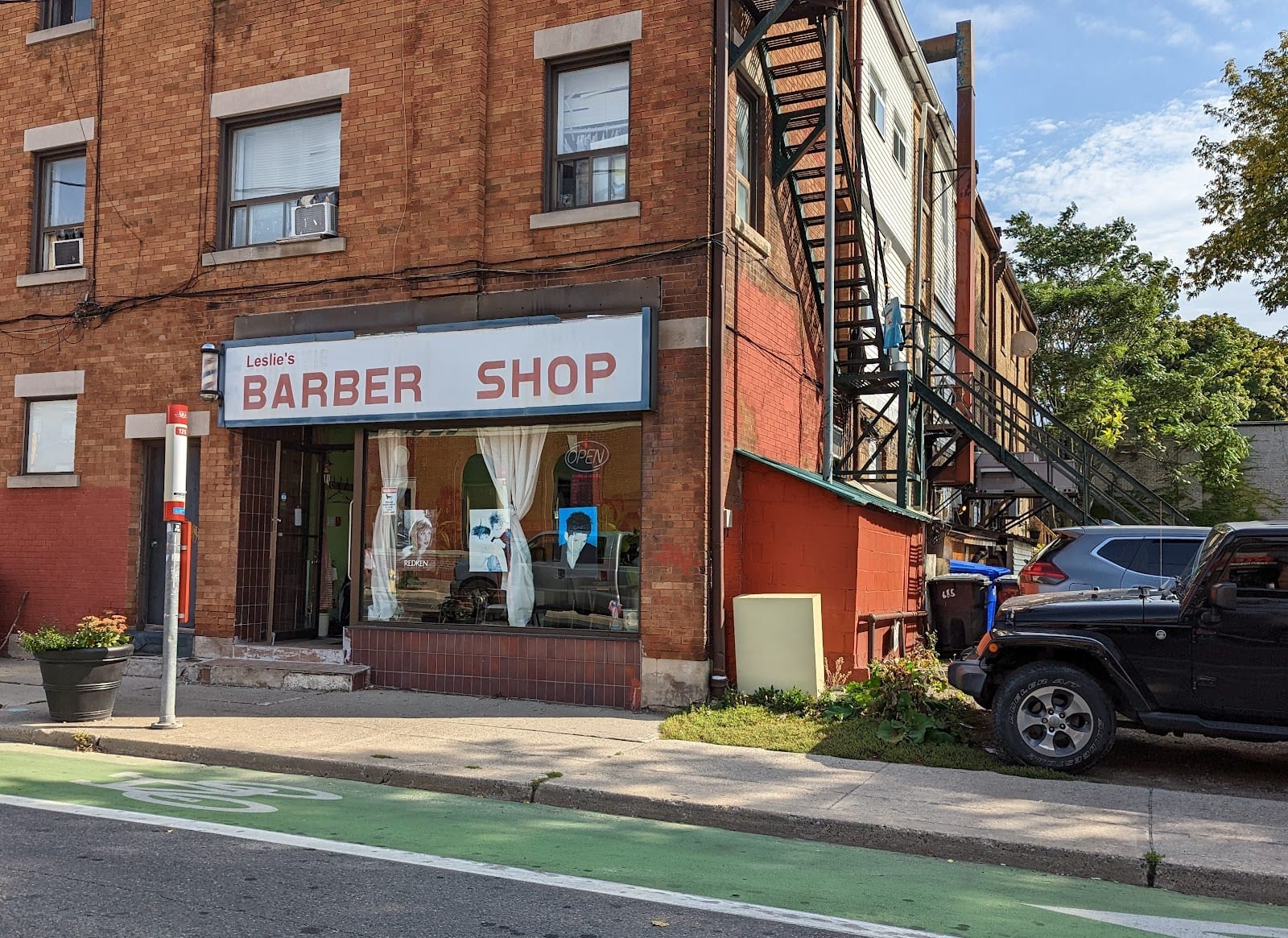Leslie's Barber Shop