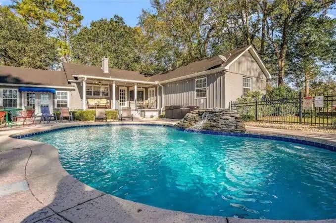 Elegant Escape, 4BR, Arcade Games ️, Stocked Kitchen, WiFi, photo 2