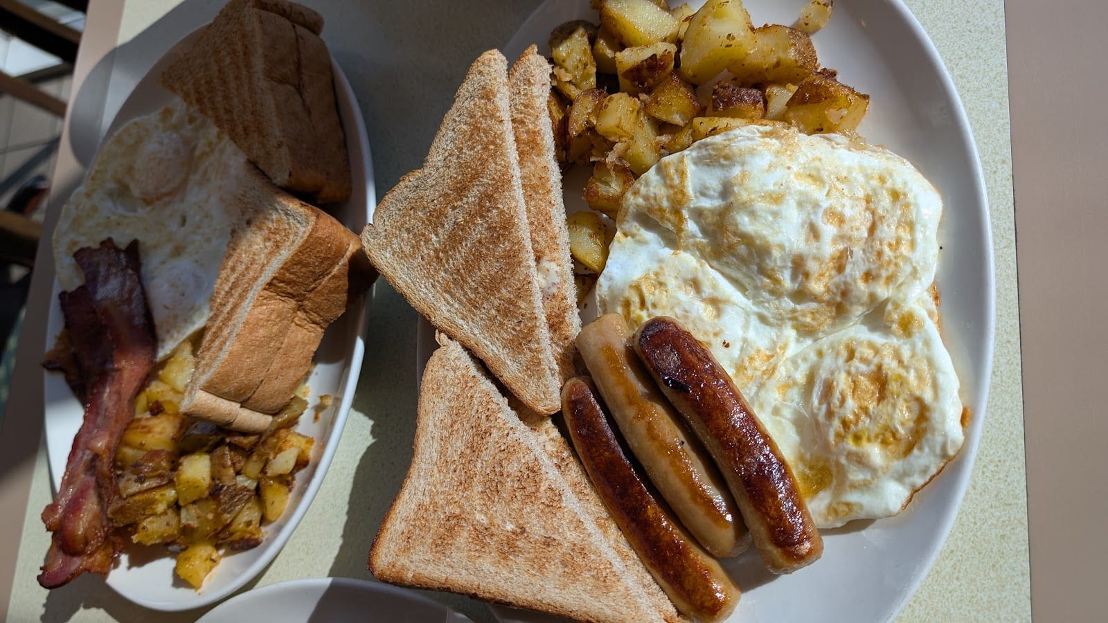 Deluxe Grill and Cafe, photo 3