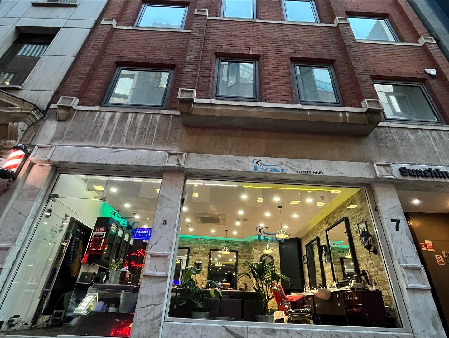 ISAR BARBER Liverpool Street . 5 Cutler Street, London E1 7DJ