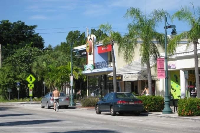 2BR Beachy Speakeasy In St Armand's w / Rooftop Deck Lounge. Walk to Lido Beach