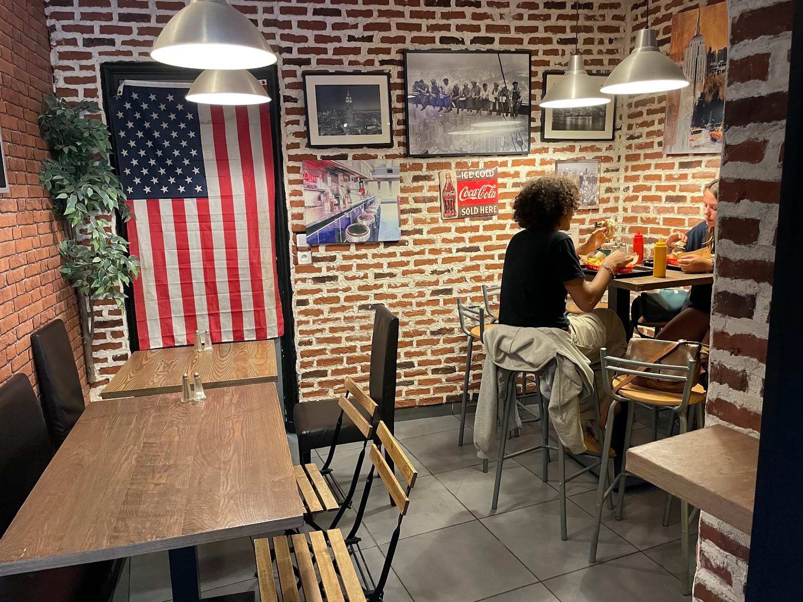 New York Deli - Bagels & Burgers