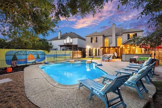 Divine 3BD/2BA + Lake, Firepit, Trampoline Gym - Three-Bedroom House