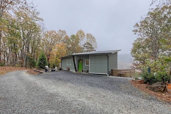 Modern Blue Cabin Retreat w /Mtn Views, Arcades 5min to Downtown - Sleeps 10