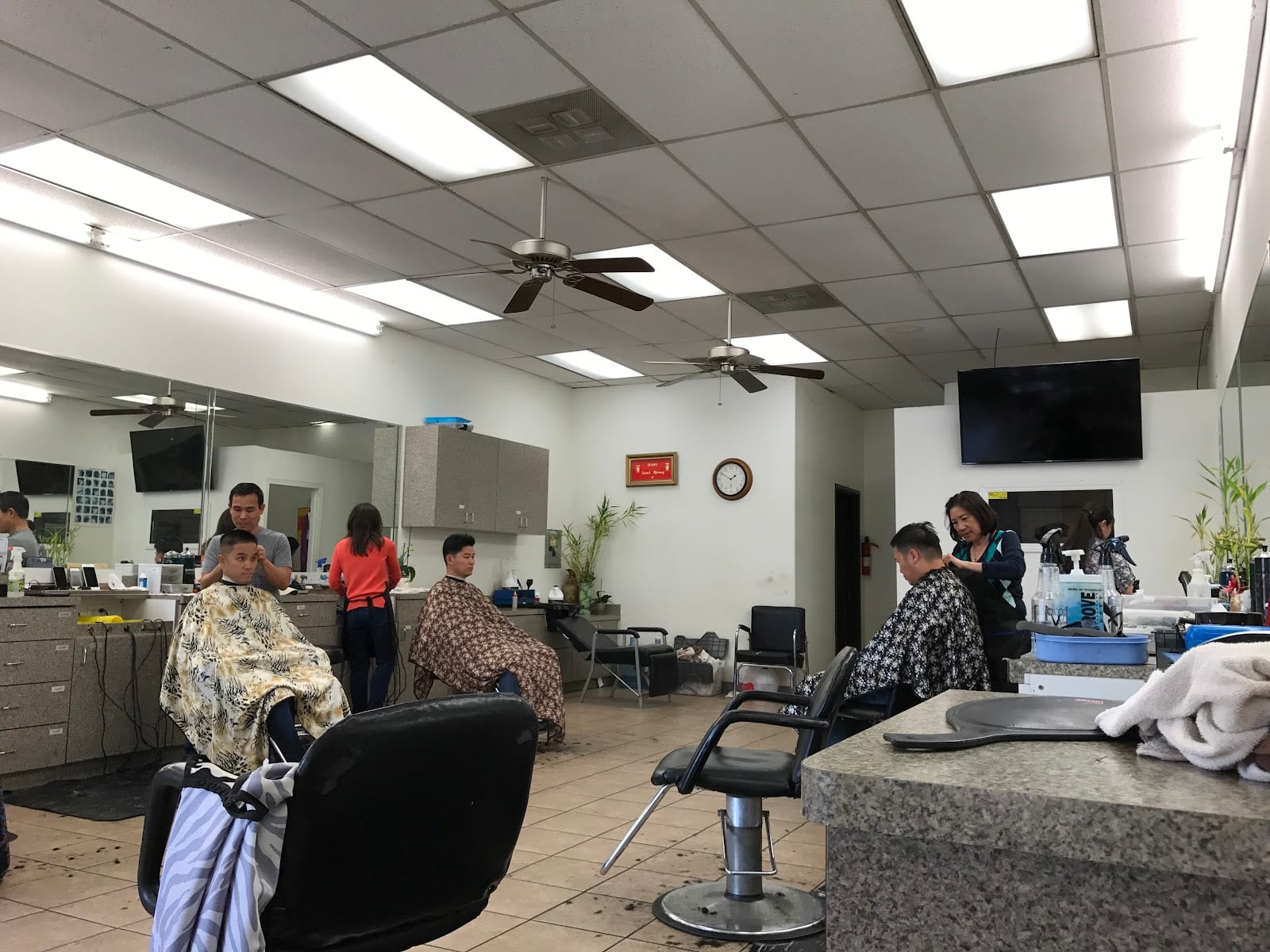 Julie's barber Shop, photo 3
