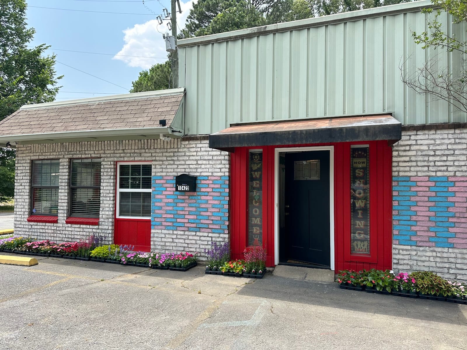 Intransitive Community Center