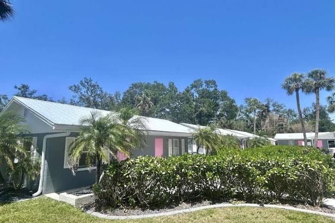 Luxury Place - 23017, one block away from Bayshore Park. 3/4 ml of Punta Gorda.
