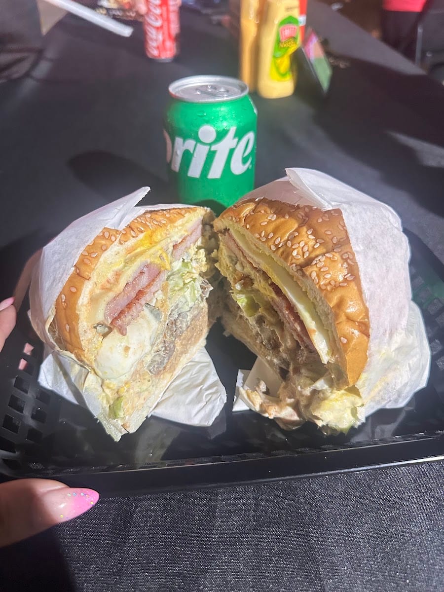 Lokyburguer food truck comida venezolana