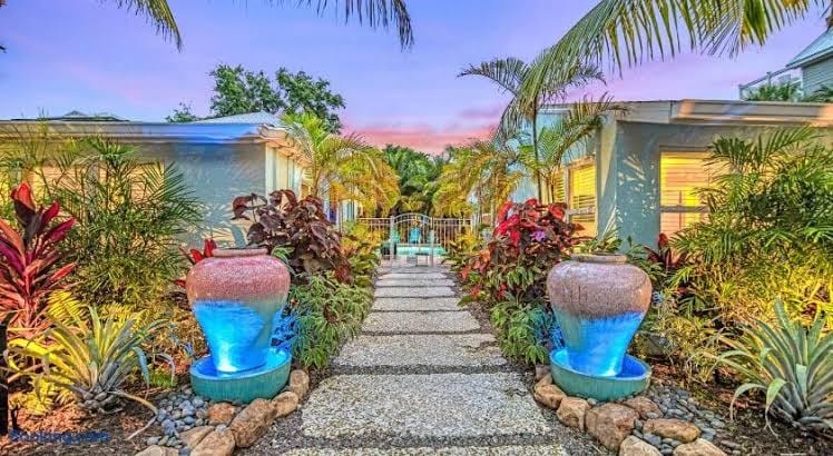 3 BR house+ heated pool in huge private yard. 12min walk to beach. Pet friendly., photo 2