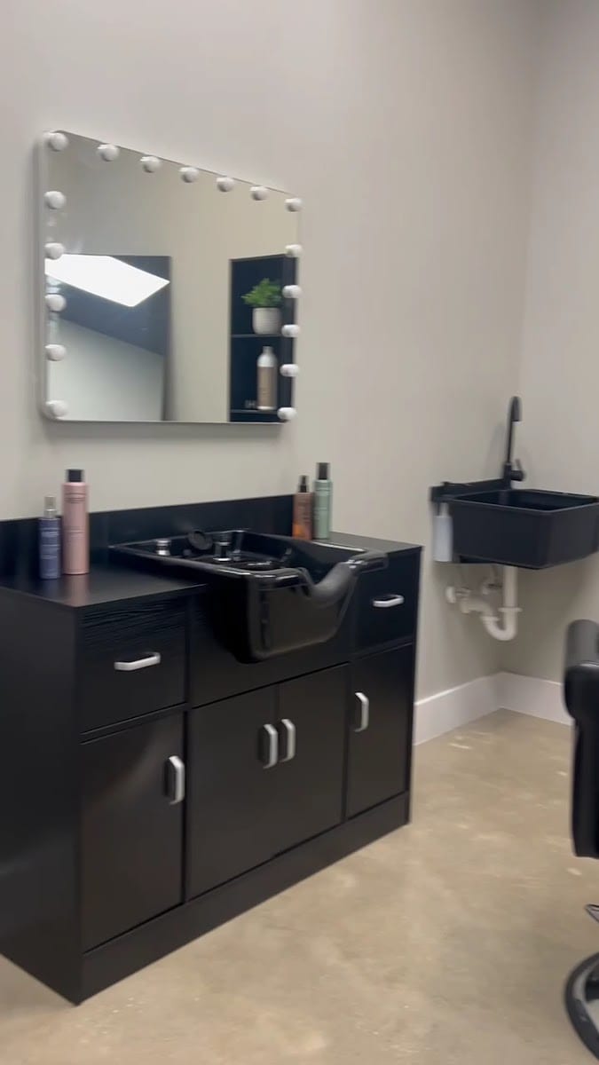 Salons on Chisholm, photo 3