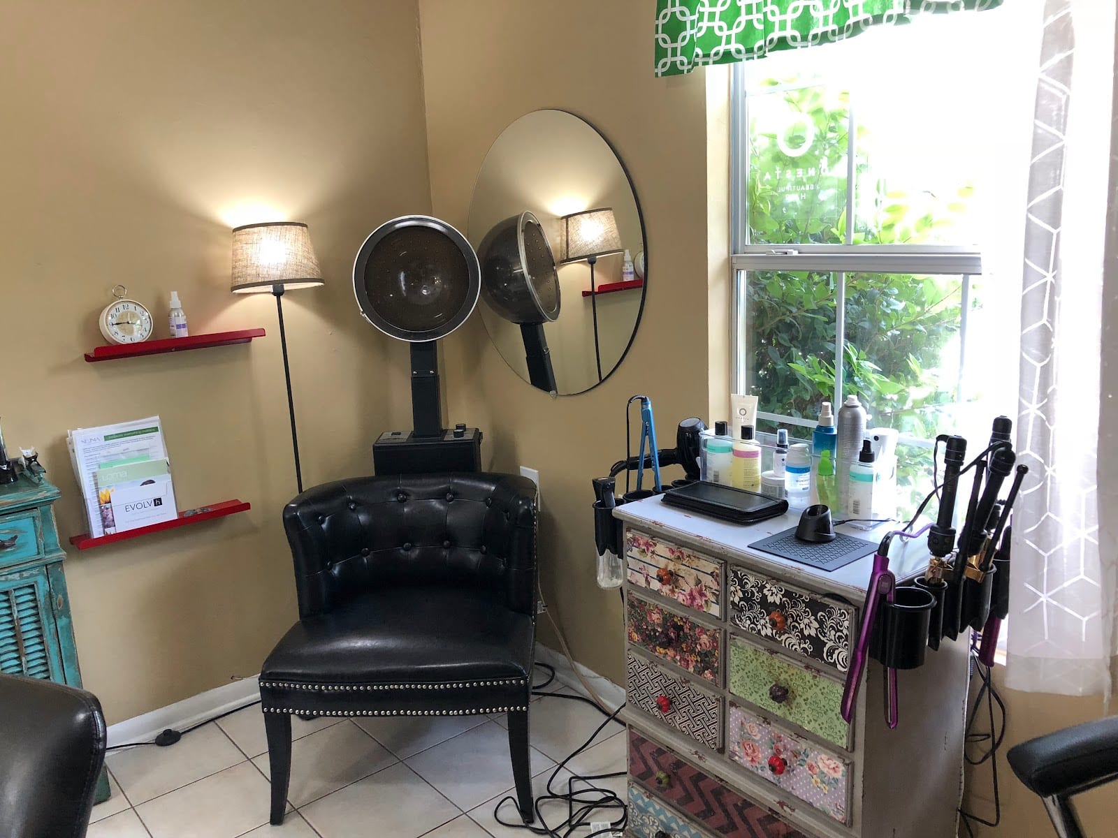 Dot Dot Salon, photo 3