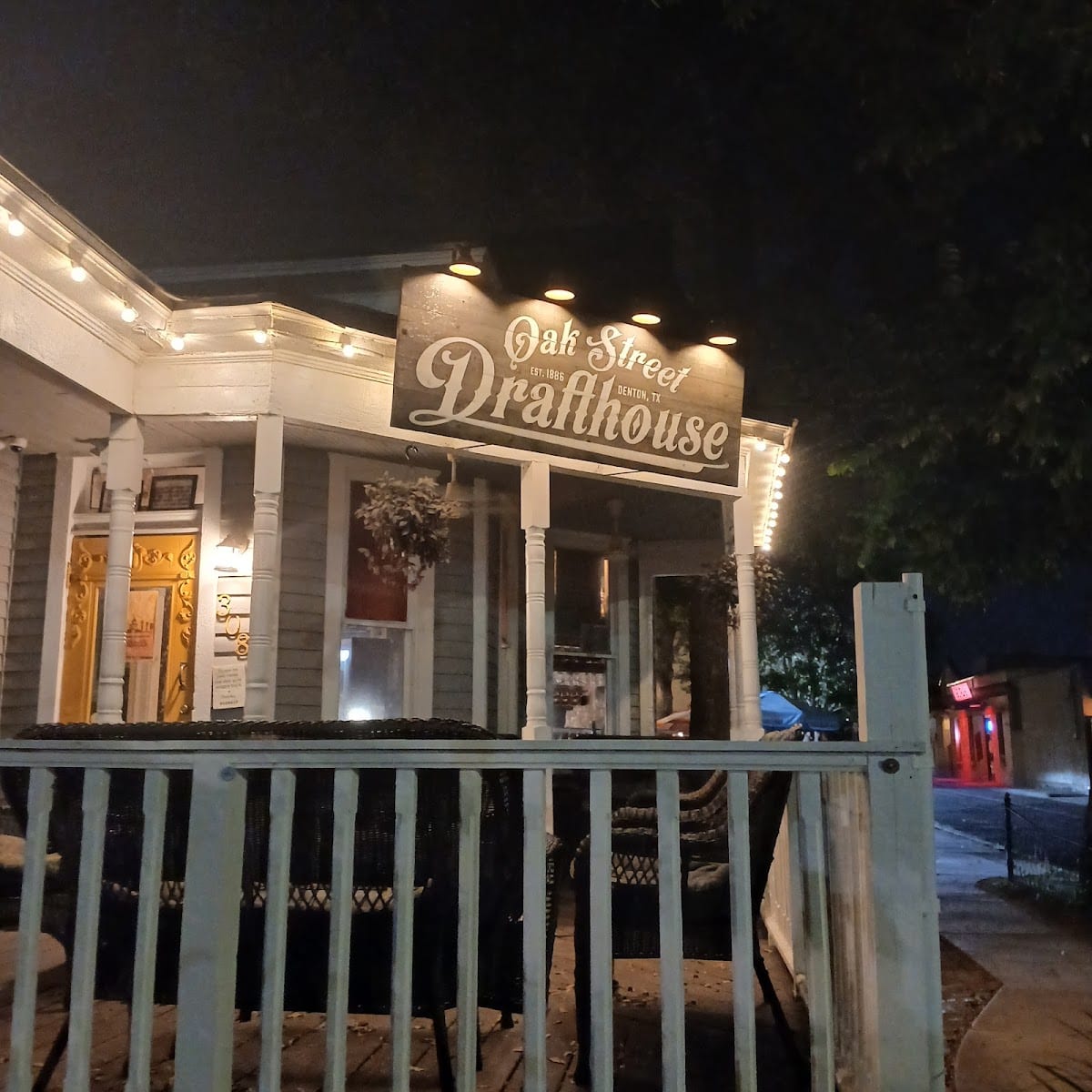 Oak St. Drafthouse and Cocktail Parlor, photo 4