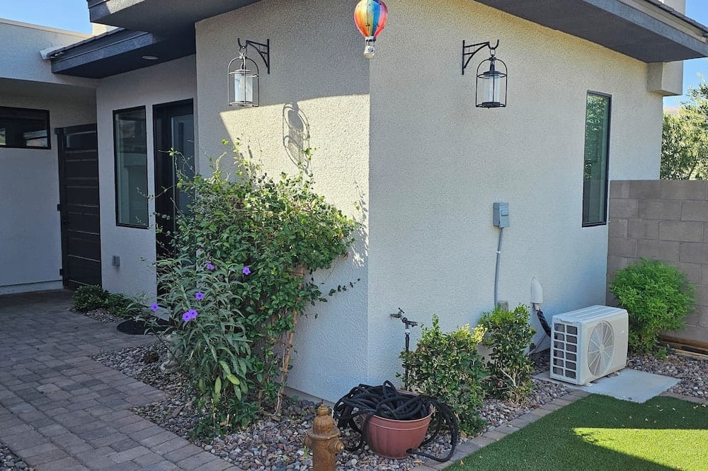 Cozy detached guest house in enchanting Summerlin Las Vegas with AC, WiFi, Gym