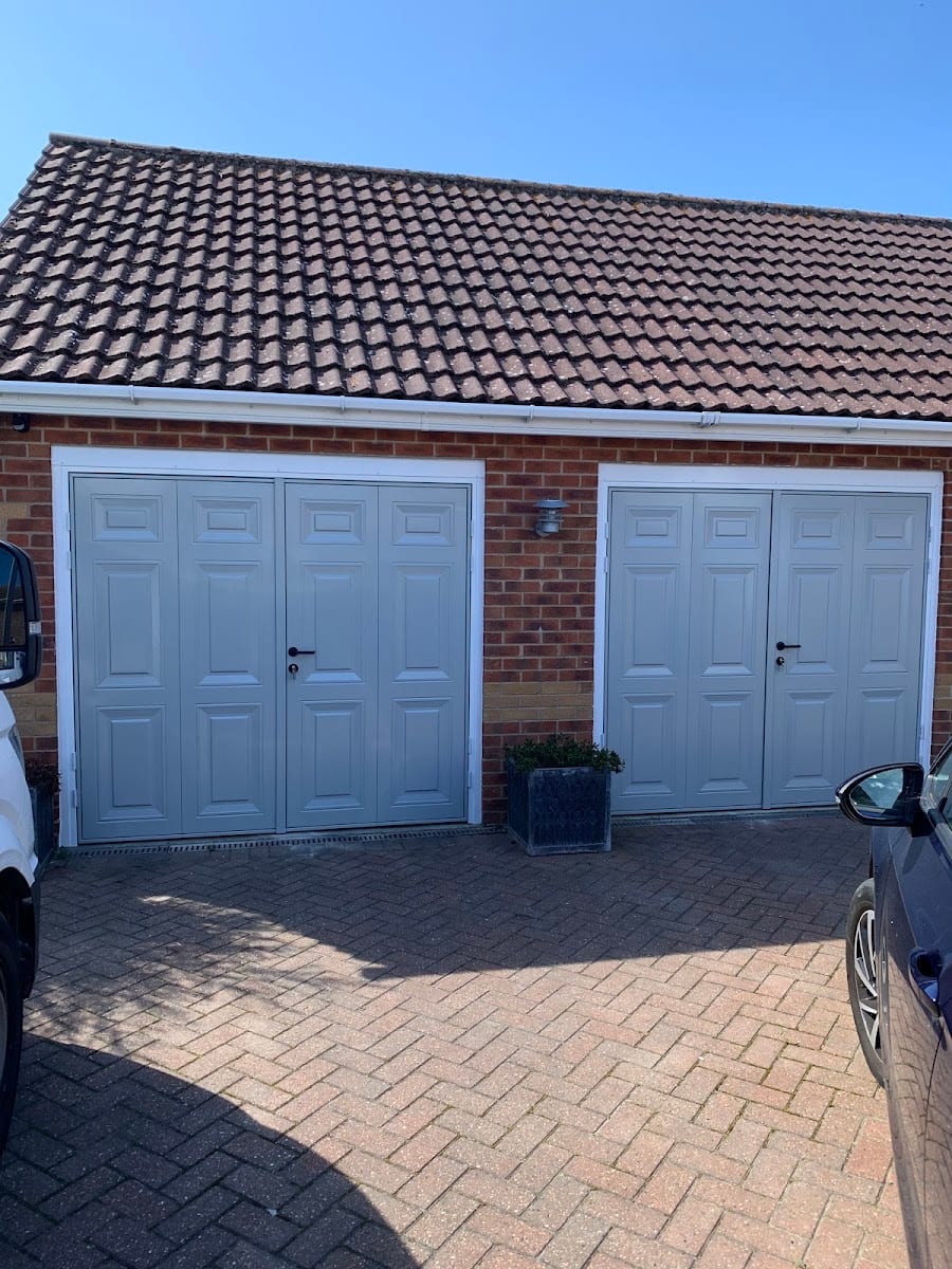 Howlett garage doors, photo 2