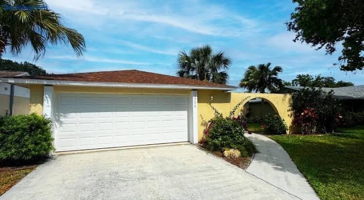 Creek Golf course front home minute from DowntownVenice Florida.