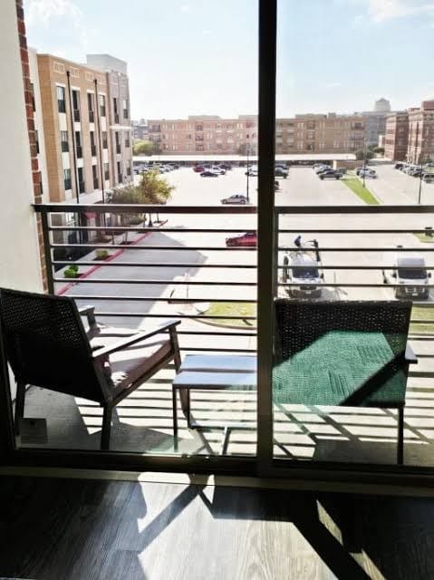 Chic and Comfy Exec Retreat ~ 5-Star Location, Pool, Gym, Parking, EV Charging!, photo 2