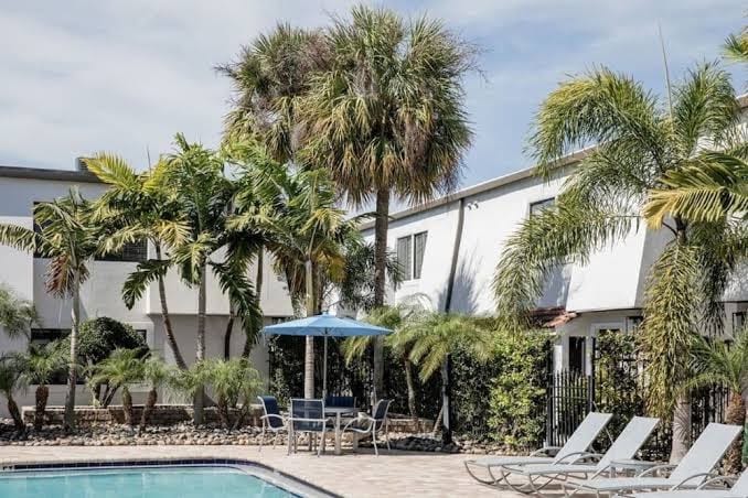 Bayshore Charm | Pool, Gym Free Parking more!