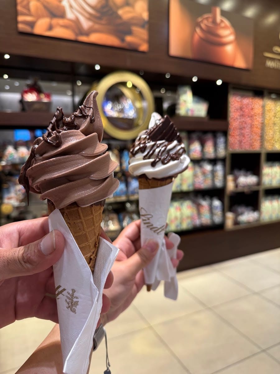 Lindt Chocolate Shop - Toronto Eaton Centre, photo 4