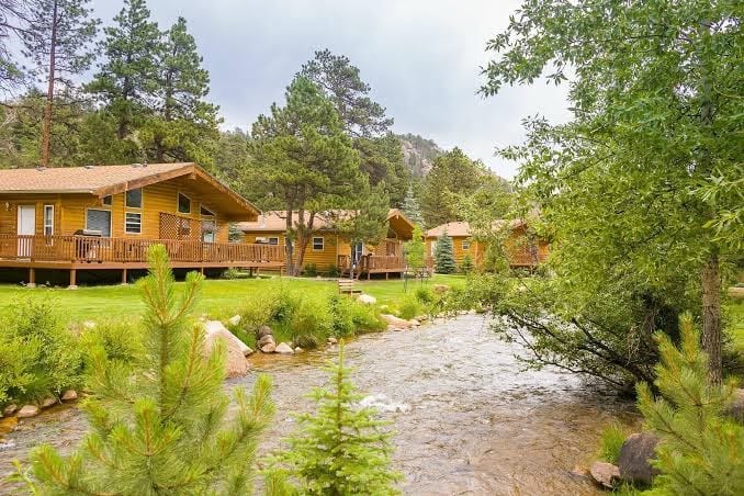 Castle Mountain Lodge, photo 2