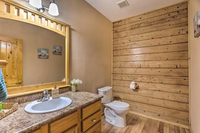11-Acre Log Cabin with Jungle Gym and Sand Volleyball - Holiday Home, photo 3