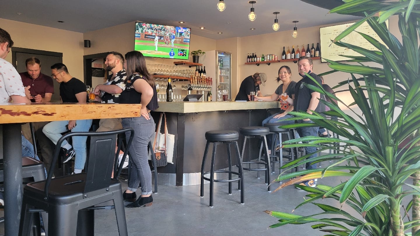 The Red Tail Beer & Wine Bar, photo 2