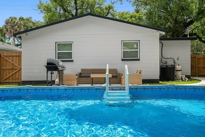 NEW Cozy Getaway /Pool /Gym /Fireplace /Heart of Tampa Stay
